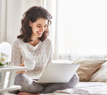 Une jeune femme cherche un bien immobilier à acheter