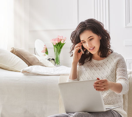 Une jeune femme contacte megAgence pour son projet immobilier