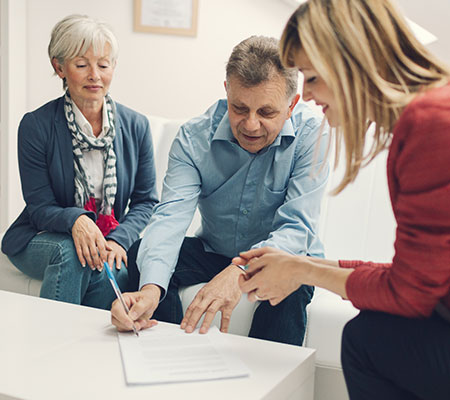 Couple heureux de signer son projet immobilier avec son consultant